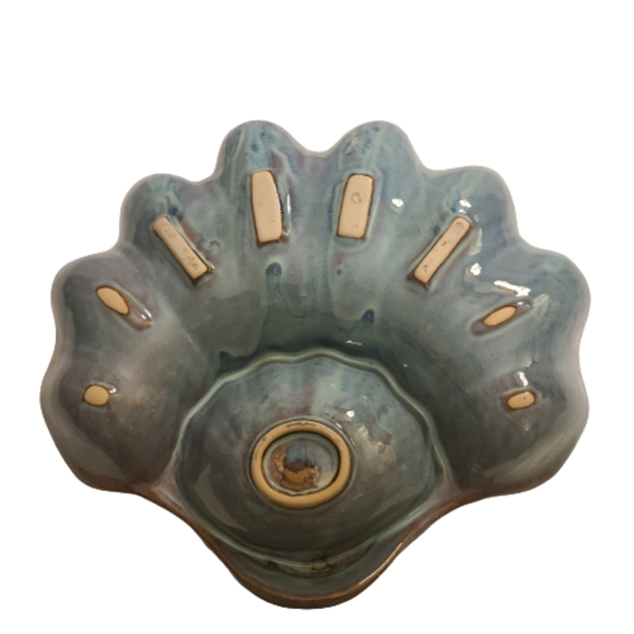 Beautiful Shell Shaped Glazed Pottery Chips & Dip - Picture 2 of 2